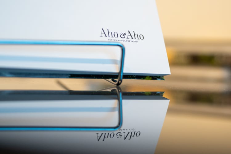 Grano tarjoaa Kustannusosakeyhtiö Aho&Aho:lle painopalveluiden lisäksi tulostus- ja varastointipalveluita, teippauksia ja markkinointilogistiikkaa. 