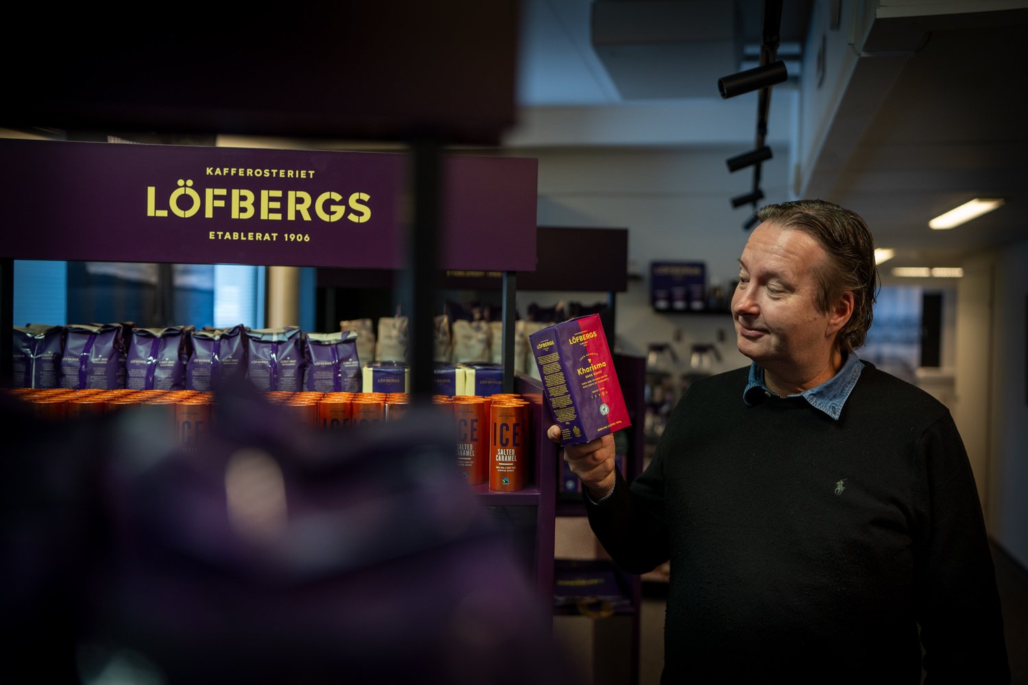 Löfbergs Finlandin Oy:n markkinointipäällikkö ja Horeca-vastaava Leif Sjöblom antaa Granolle kiitokset pisitiivisuudesta ja ratkaisukeskeisyydestä. 