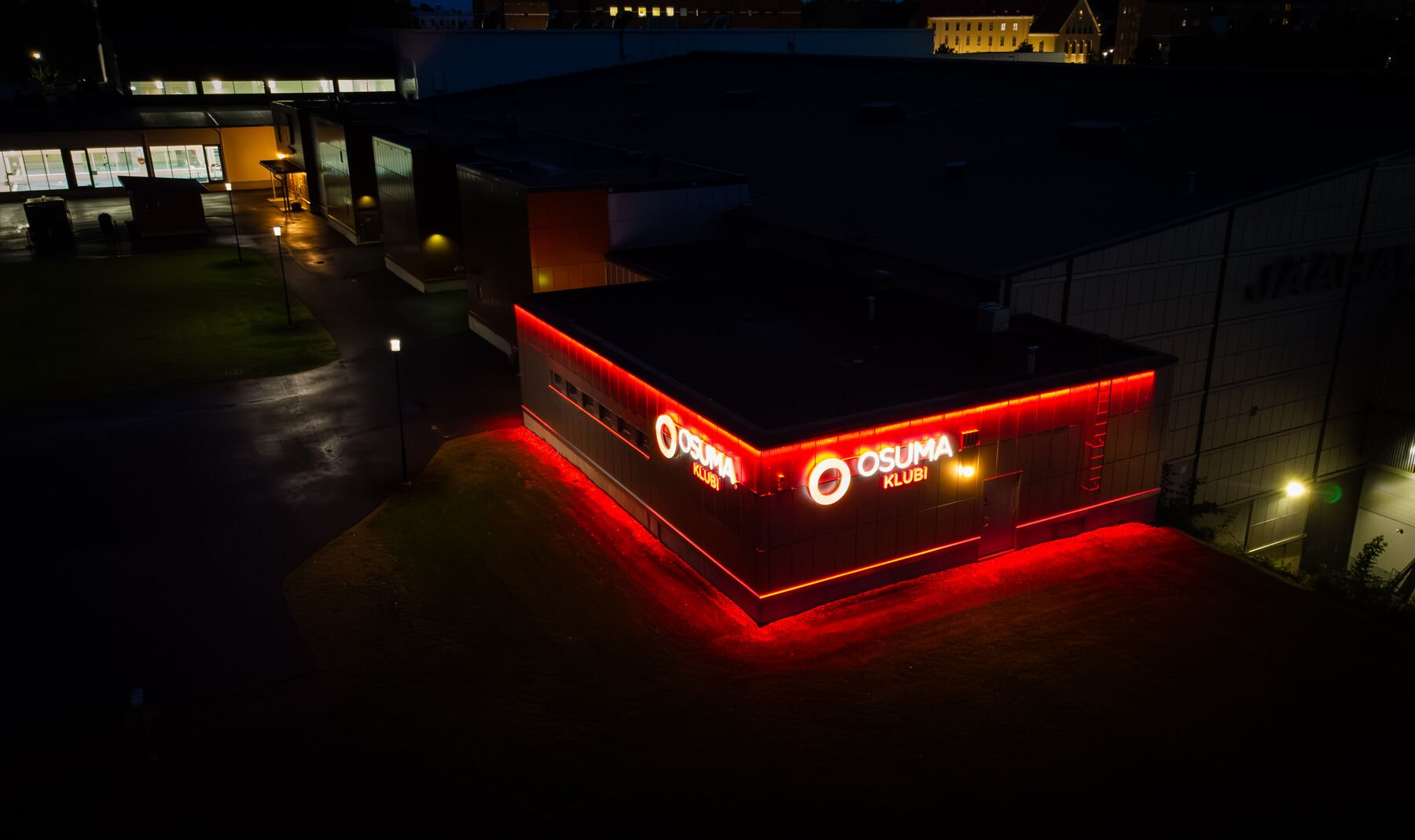 Olvi-areenan toisella sivulla sijaitseva Osuma-klubi on valaistu valopesureilla, jotka hohkaavat Osuman punaista väriä. 