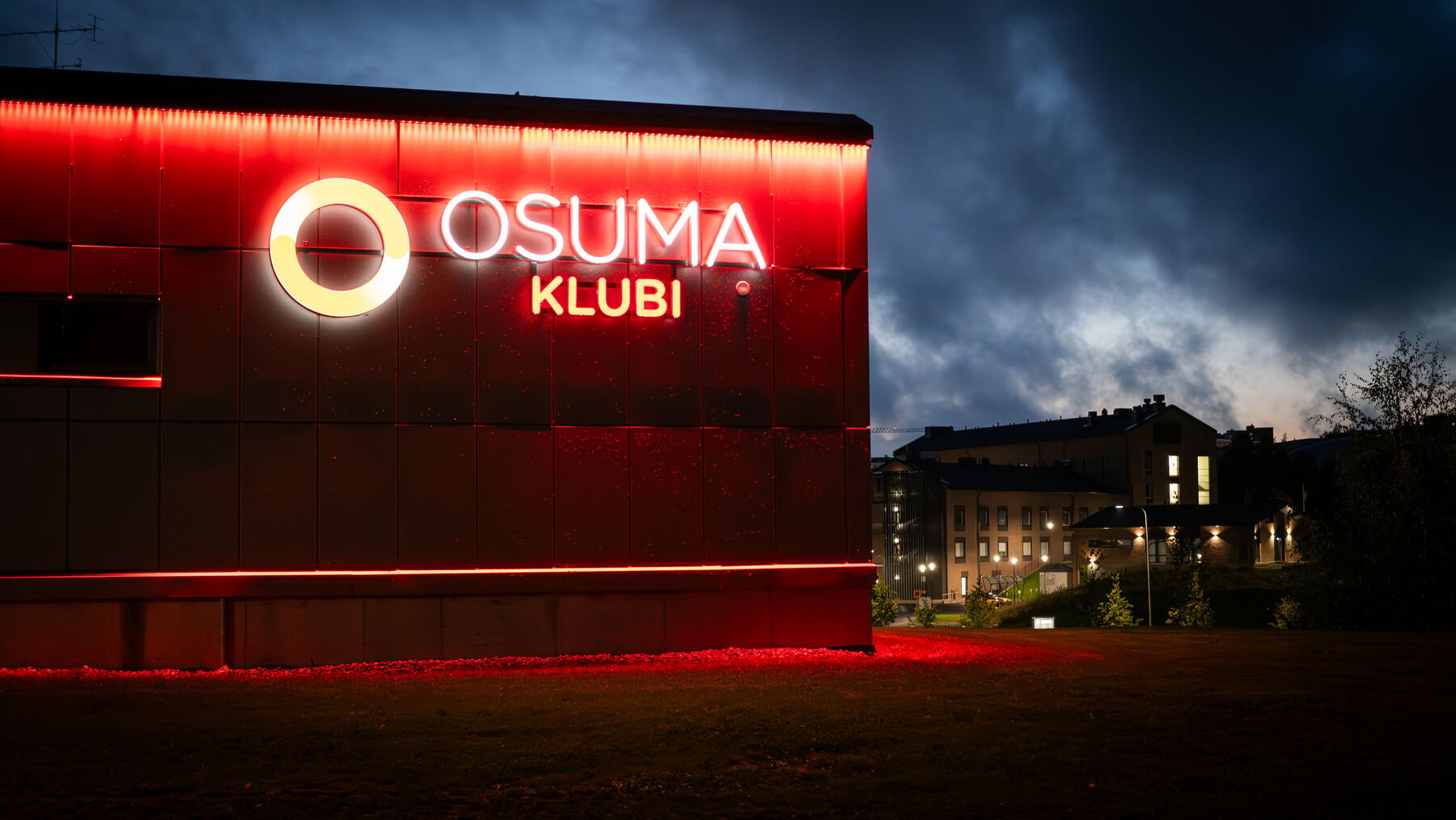 Osuma-klubi on valaistu punaisilla valopesureilla. 