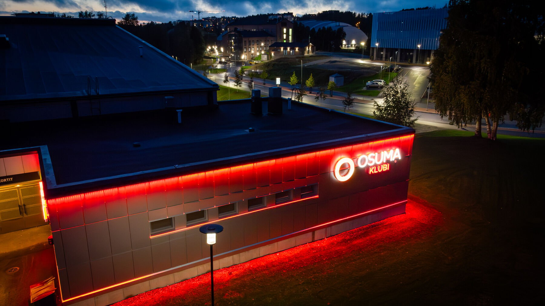 Granon uudelleen brändäämä Osuma-klubi erottuu valaistuksellaan pimeässä illassa. 