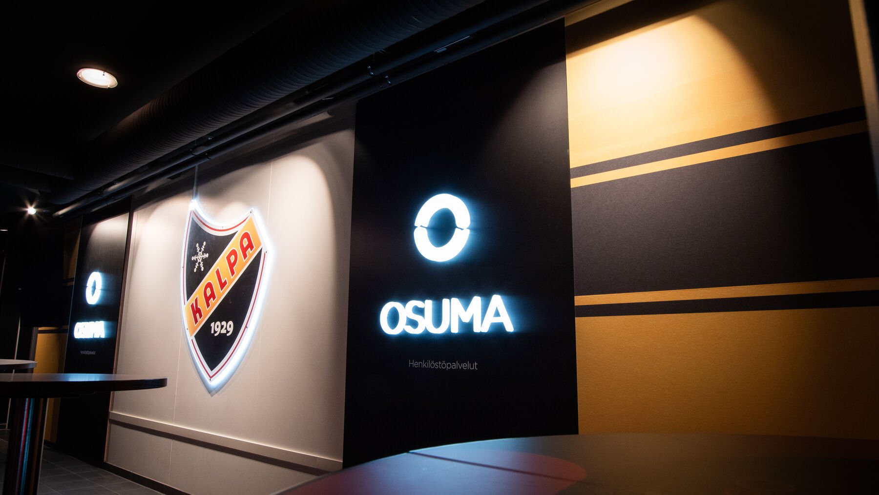 Grano toteutti Osuma-klubille mm. taustavalaistut KalPa-logot sekä leditekniikalla toteutetut neonvaloja muistuttavat elementit. 