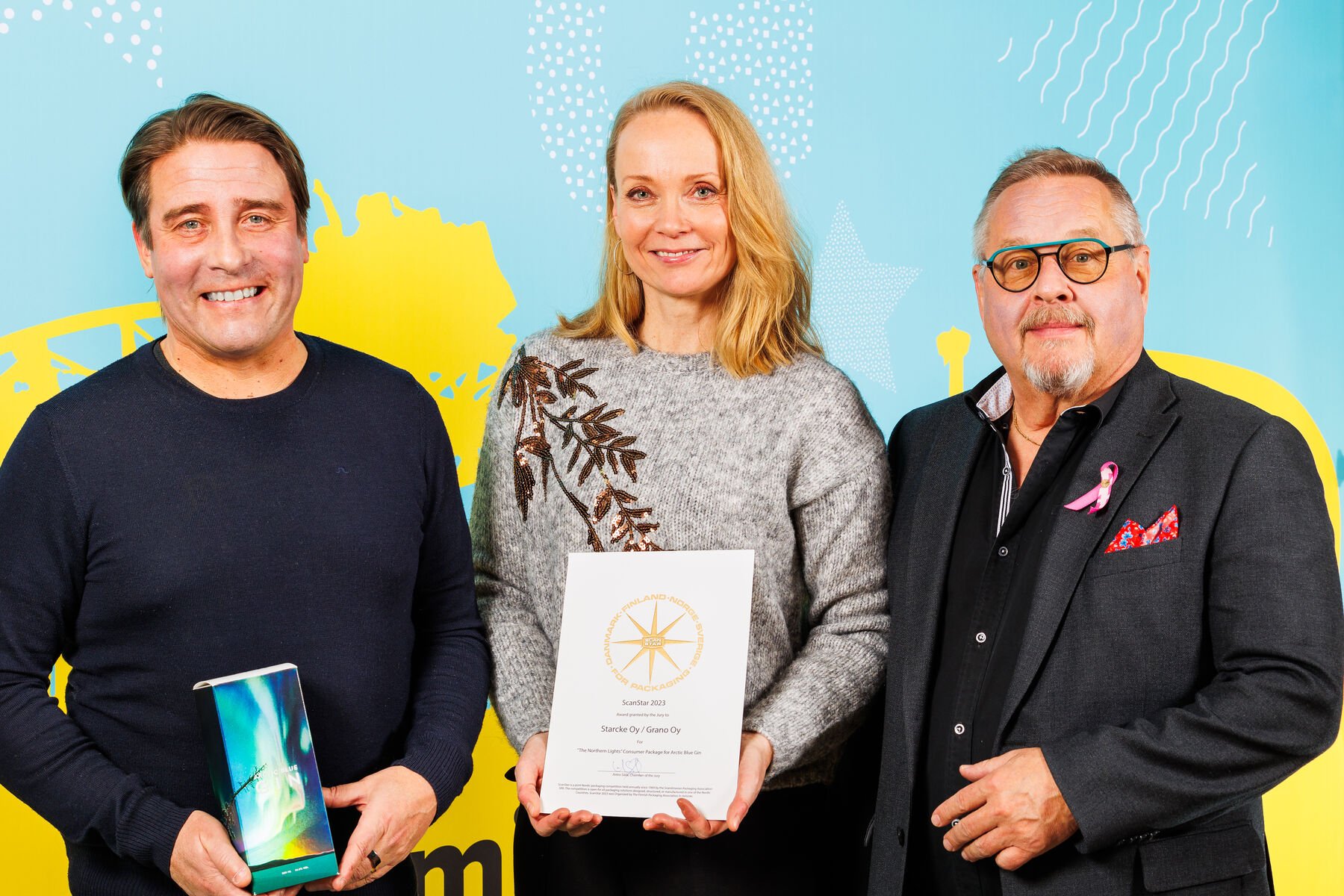 Mika Kaverinen, Jenni Seva ja Ari-Veli Starcke vastaanottivat kunniakirjan.
