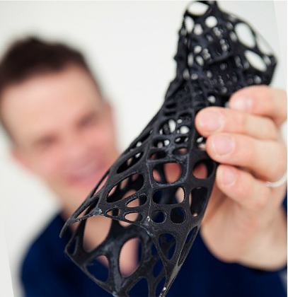 Sotamaa esittelee 3D-tulostetta