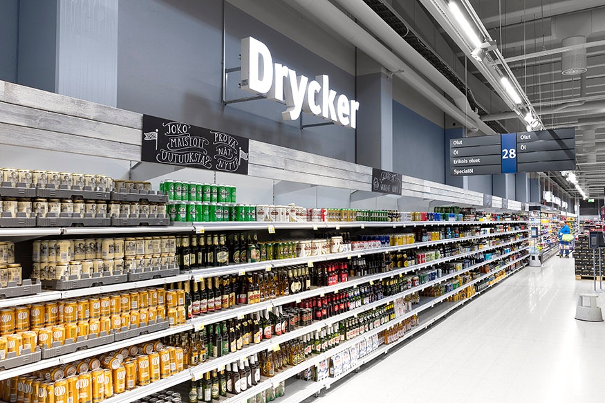 S-market Näsin valomainokset ovat näyttäviä.