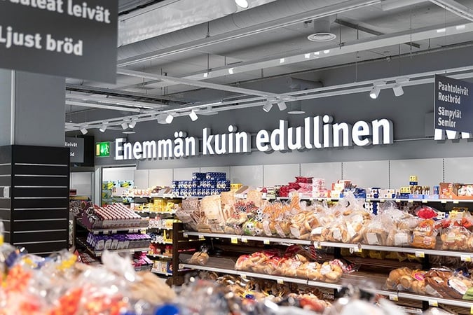 Suomen suurin S-market uudistui LED-valomainoksilla ja -opasteilla