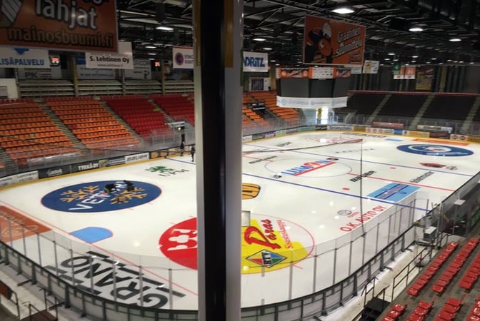 Valtavat jäämainokset koristavat KooKoon jäähallia