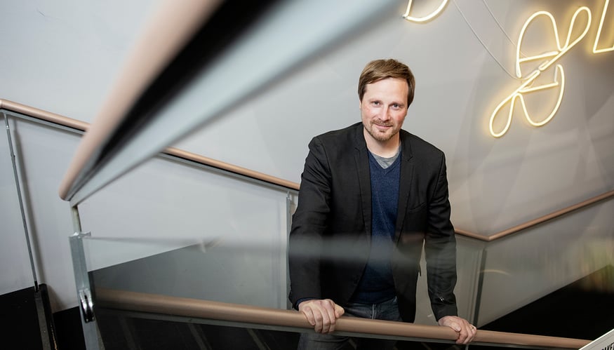 Granon toimitusjohtaja Pekka Mettälä nojaa CovidSafe-virusteipattuihin kaiteisiin