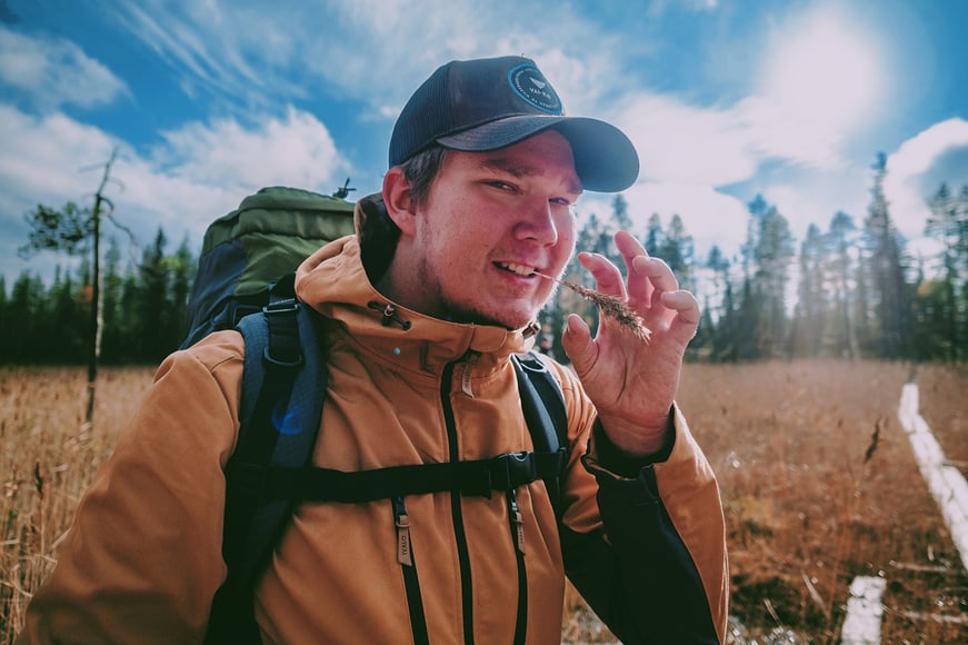Rasmus Happonen retkeilee kesäisessä luonnossa